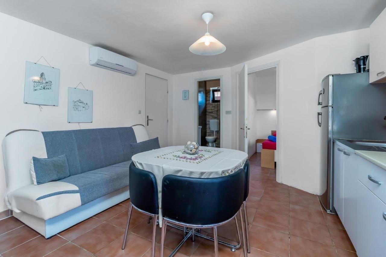 Maestral Apartments Malinska Bagian luar foto